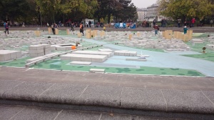 Dammen/fontenen utenfor Karlsplatz er nå fullt av Wien i miniatyr 